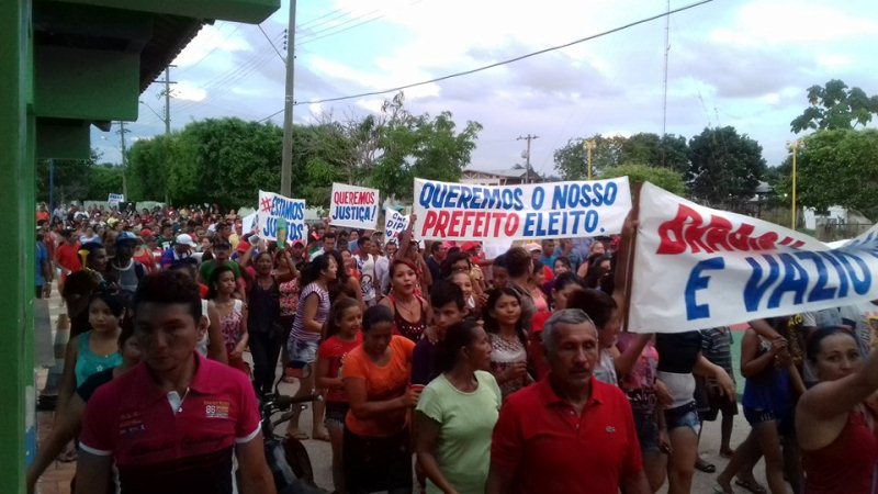 Manifestantes se reuniram na área central da sede do município nesta sexta-feira (Foto: Divulgação)