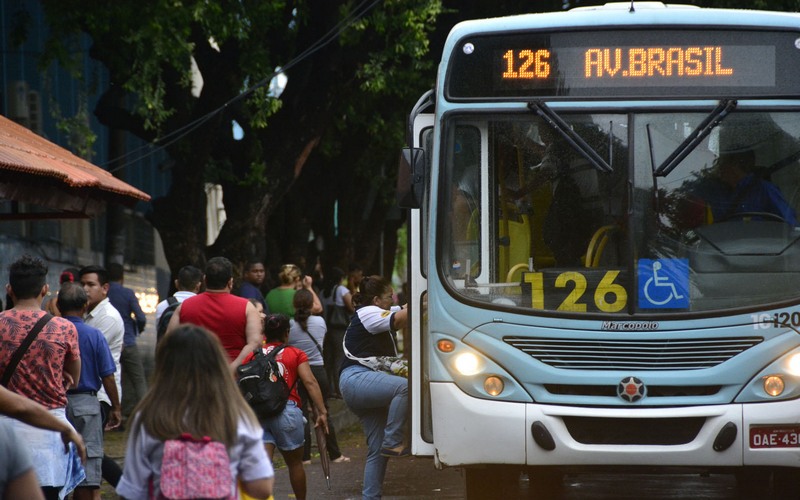 Ônibus só voltaram a circular à noite, após fim de reunião de líderes da greve com o prefeito Arthur Neto (Foto: Márcio James/Semcom)