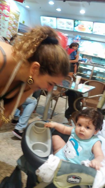 Andréa Renda levou seu baby para o primeiro baile de carnaval