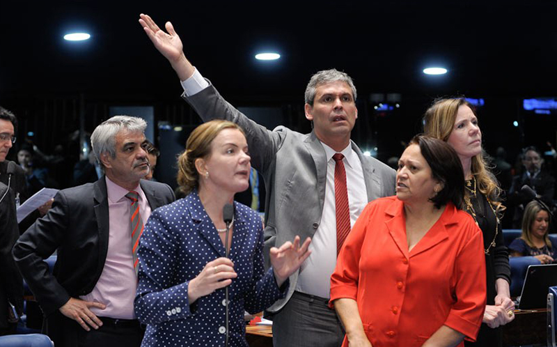 Para o grupo, o PT não deveria apoiar o partido do presidente Michel Temer, visto por eles como o principal responsável pelo impeachment da ex-presidente Dilma Rousseff (Foto: Waldemir Barreto/Ag Senado)