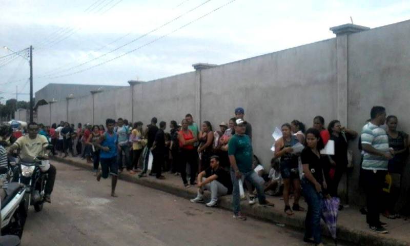 Candidatos formaram imensa fila para tentar obter vaga de trabalho em Manacapuru (Foto: Divulgação)