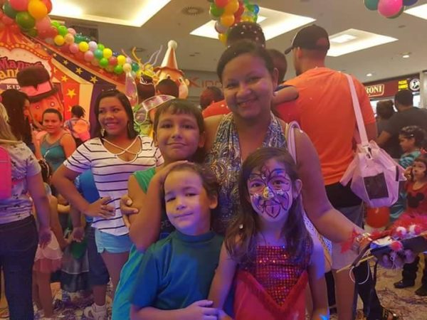 Valéria Costa cpm os filhotes no Manaus Fantasy Kids