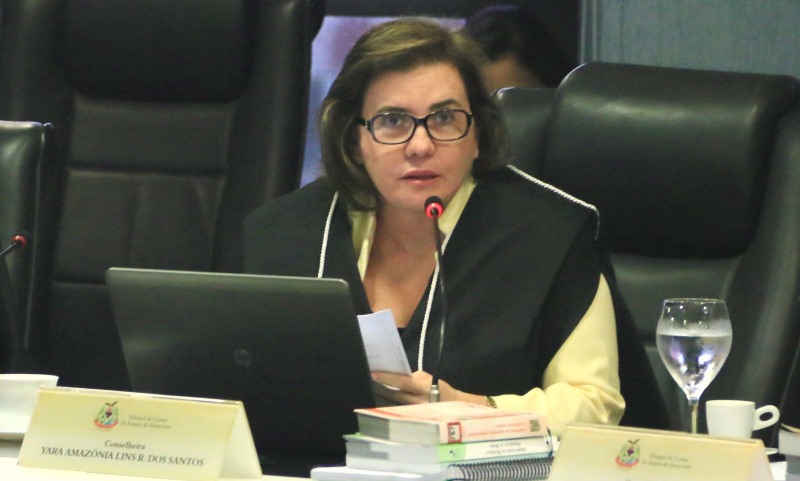 Conselheira Yara Lins quer ouvir os envolvidos no imbróglio que se transformou o reajuste da tarifa de ônibus (Foto: TCE/Divulgação) 