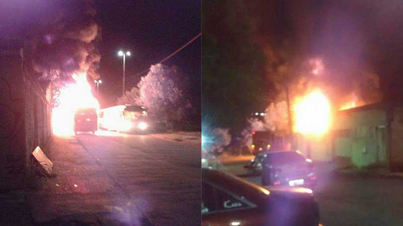 Ônibus incendiado no Conjunto Galileia, zona norte de Manaus, na noite desta quinta-feira (Fotos: Reprodução)