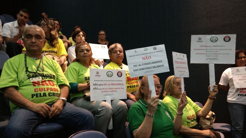 Servidores públicos protestam na ALE contra aumento da alíquota previdenciária (Foto: Valmir Lima)