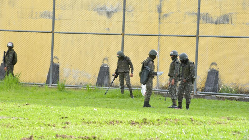 Soldados das Forças Armadas usam detectores de metal para localizar objetos enterrados na área externa do presídio (Foto: Valdo Leão/Secom)