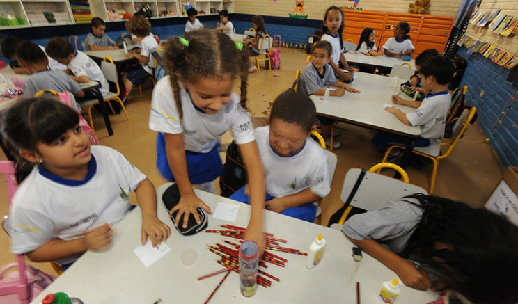 Brasília - Começa amanhã (28) a Conferência Nacional de Educação (Conae), que vai reunir cerca de 3 mil participantes entre gestores, representantes de movimentos sociais, acadêmicos e profissionais da educação. Na foto, crianças em escola de Brasília (Foto: Marcello Casal Jr/ABr)