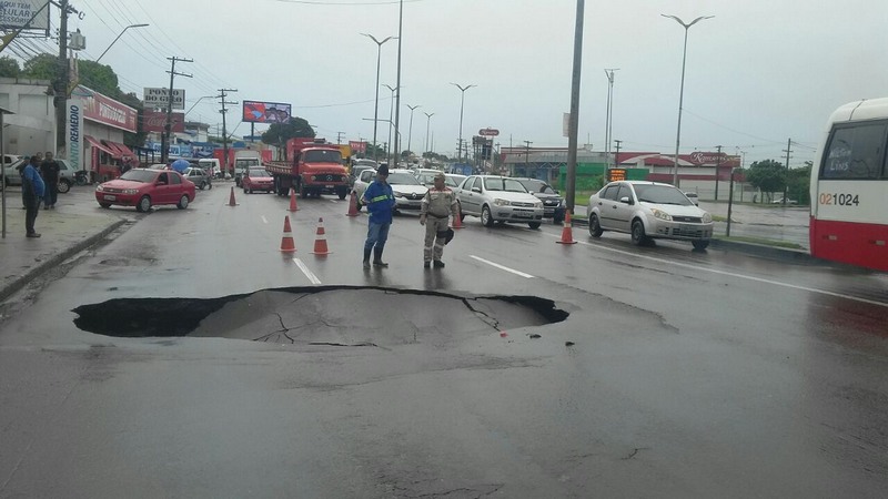 Prefeitura interdita trecho da avenida Torquato Tapajós por conta de um  buraco na via