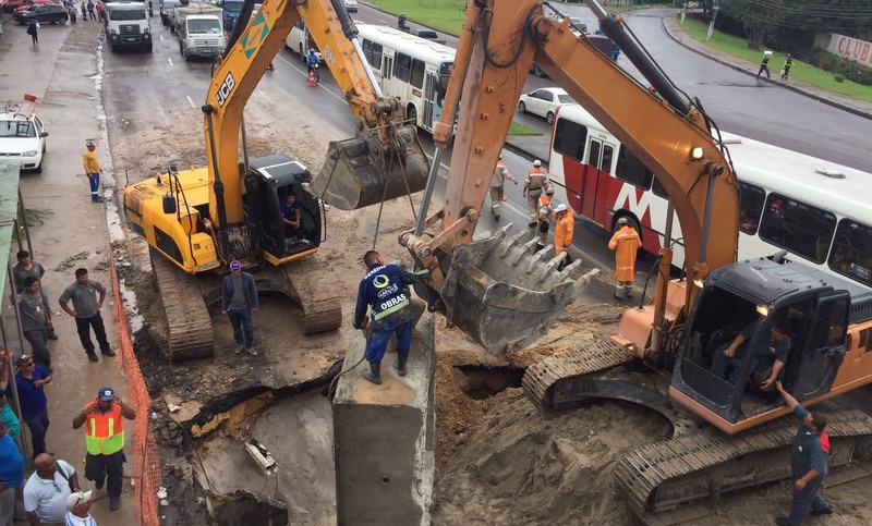 Prefeitura interdita trecho da avenida Torquato Tapajós por conta de um  buraco na via