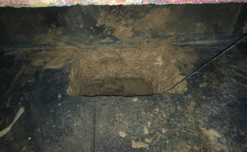 Túnel foi cavado com facilidade, pois piso de cela é de barro (Foto: Seap/Divulgação)
