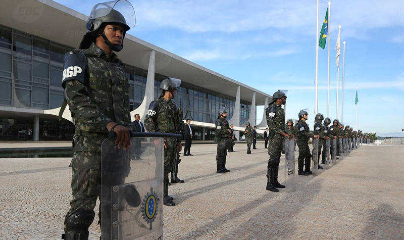 Brasília - Soldados da Guarda Presidencial fazem a segurança no Palácio do Planalto (Valter Campanato/Agência Brasil)
