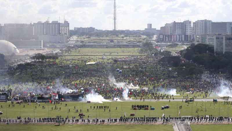 Brasília - Manifestantes marcham em Brasília por eleições diretas e entram em confronto com a Polícia Militar (Fabio Rodrigues Pozzebom/Agência Brasil)
