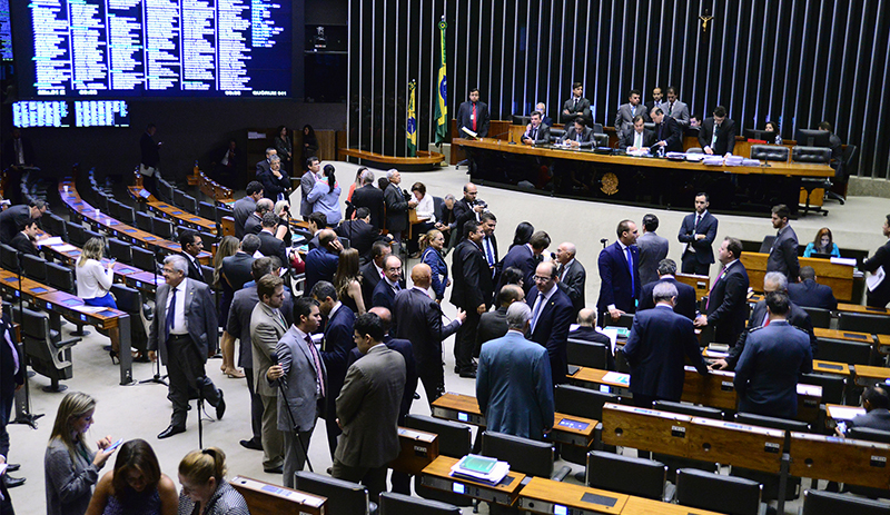 Câmara aprova proposta que suspende a dívida dos estados em troca de contrapartidas (Foto: Nilson Bastian/Agência Câmara