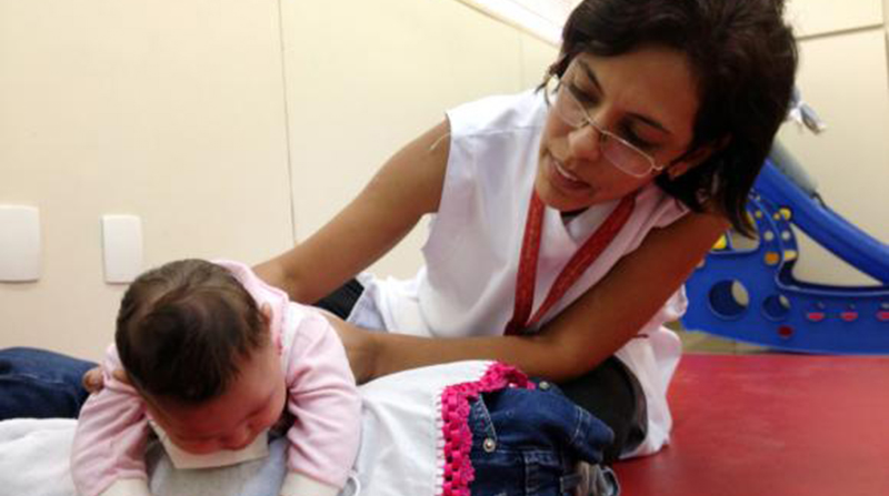 Recife - A fisioterapeuta Cynthia Ximenes da Associação de Assistência à Criança Deficiente (AACD) atende bebês com microcefalia e orienta as mães como fazer os exercícios em casa para melhorar o desenvolvimento das crianças (Foto: Sumaia Villela/ABr)