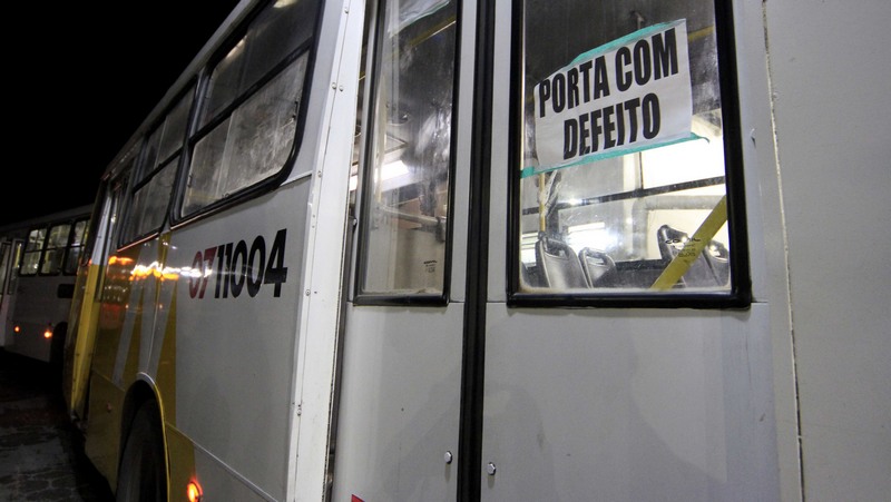 Ônibus porta quebrada Global Green (Foto: Altemar Alcântara/Secom)