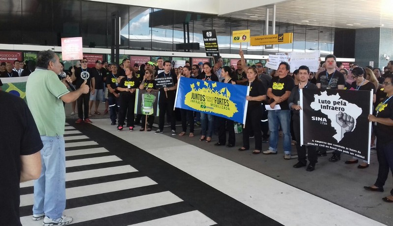 No aeroporto de Manaus, funcionários da Infraero protestaram contra privatização (Foto: Divulgação)