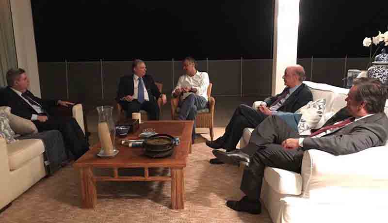 No Facebook, Aécio Neves aparece em reunião com os senadores Tasso Jereissati, Antonio Anastasia, Cássio Cunha Lima e José Serra (Foto: Facebook/Reprodução)