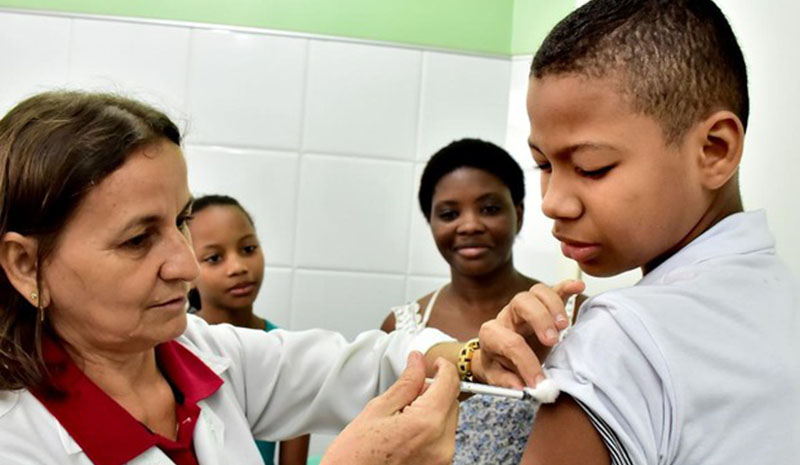 A partir de junho, meninos entre 12 a 15 anos também poderão tomar o imunizante que protege contra o vírus (Foto: Semcom/Divulgação)