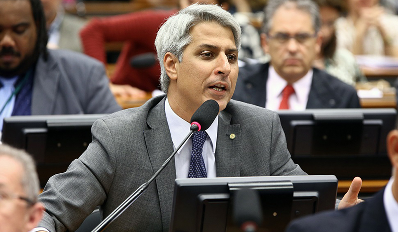 Alessandro Molon acusou os governistas de bloquear discussões sobre a PEC em troca de cassação do senador Aécio Neves (Foto: Gilmar Felix/Agência Câmara)