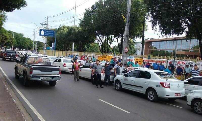 Taxistas protestaram contra o Uber em frente à sede da Prefeitura e pediram mais fiscalização (Foto: Marcos Colares/Divulgação)