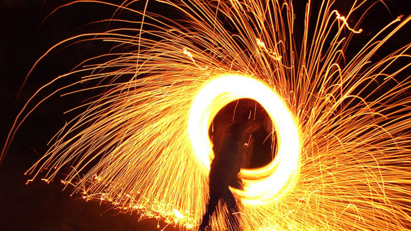 Brincadeira com fogos de artifício pode provocar queimaduras, lesões, amputações de membros e até mortes (Foto: Santiago Siqueira/ Flickr/CC)