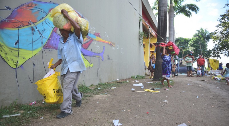 Índios Warao, da Venezuela, são levados para abrigo em Manaus (Foto: Alex Pazuello/Semcom)