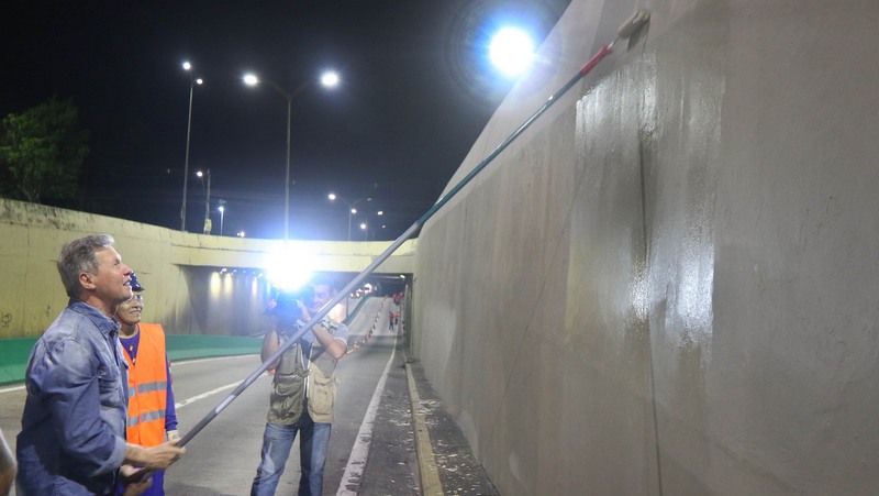 Refeito Arthur Neto ajudou a passar base em parede de viaduto (Foto: Ricardo Oliveira)