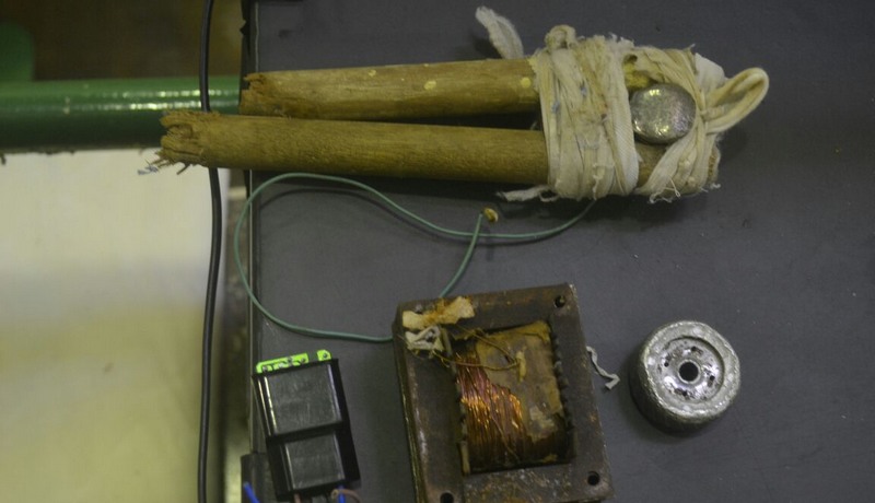 Bomba era confeccionada com madeira e mini transformadores, mas não havia material explosivo (Foto Seap/Divulgação)