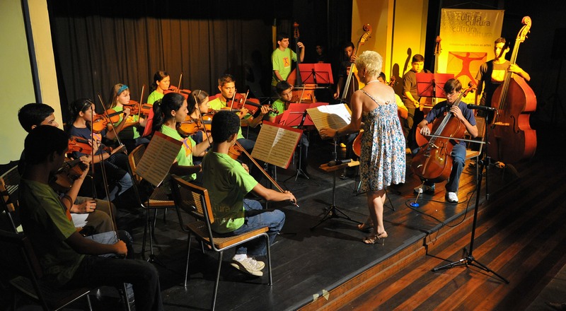 Orquestra trabalha formação de jovens músicos na especialidade de instrumentos de cordas (Foto: SEC/Divulgação)
