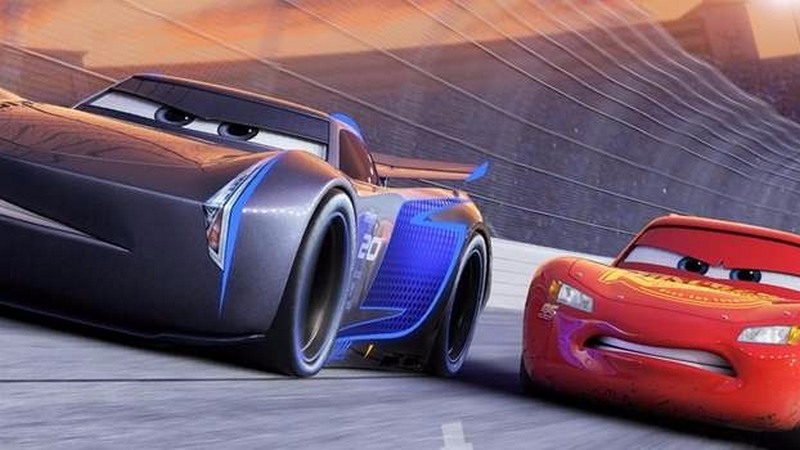 Carros 3 traz McQueen em conflito com a modernidade automotiva