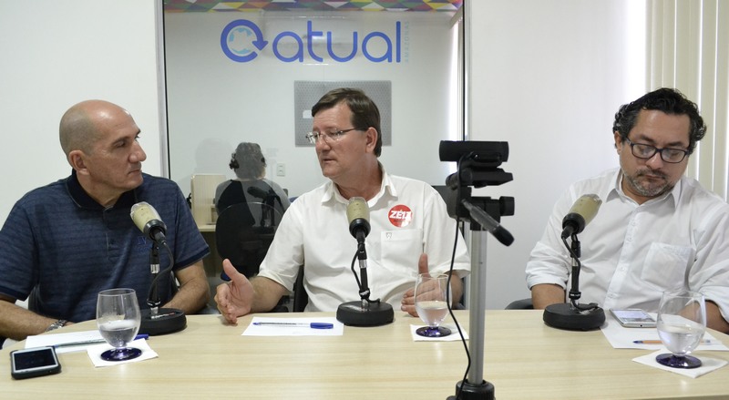 Deputado José Ricardo deu entrevista aos jornalistas Cleber Oliveira e Valmir Lima (Foto: Felipe Campinas/ATUAL)