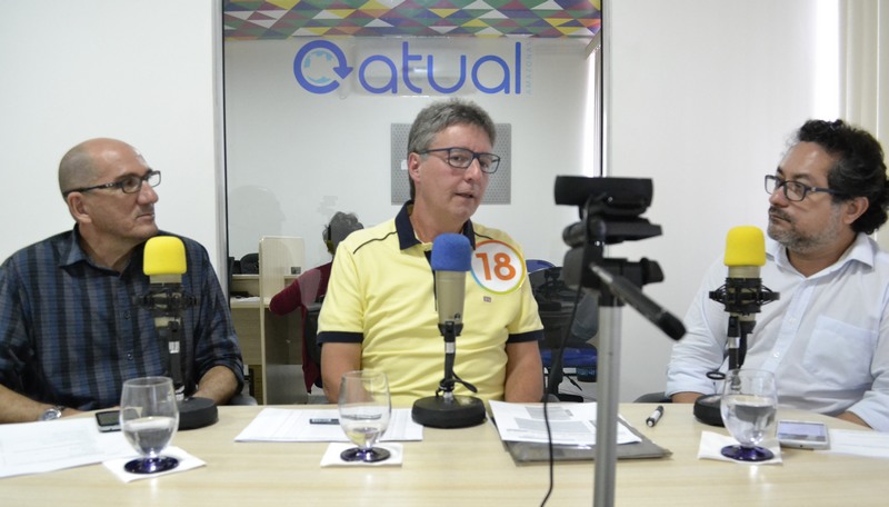 Deputado Luiz Castro foi entrevistado pelos jornalistas Cleber Oliveira e Valmir Lima na série sobre a eleição suplementar (Foto: Felipe Campinas/ATUAL)