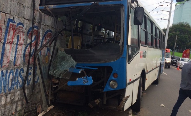 Frente do ônibus ficou destruída com o choque frontal no muro (Foto: Bombeiros/Divulgação)