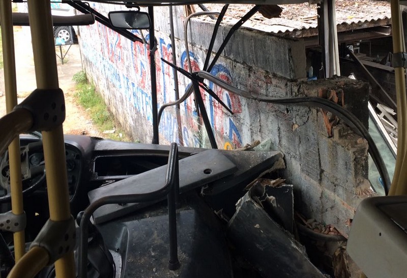 Bombeiros usaram serra para abrir portas que ficaram emperradas com a batida (Foto: Bombeiros/Divulgação)