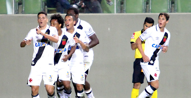 Paulinho (à frente) marcou os dois gols da vitória vascaína (Foto: Paulo Fernandes/Vasco)