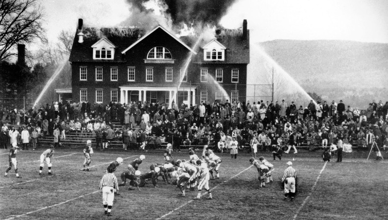 Jogo de futebol americano entre o Northfield Mount Hermon e o Deerfield Academy (Foto: Reprodução)