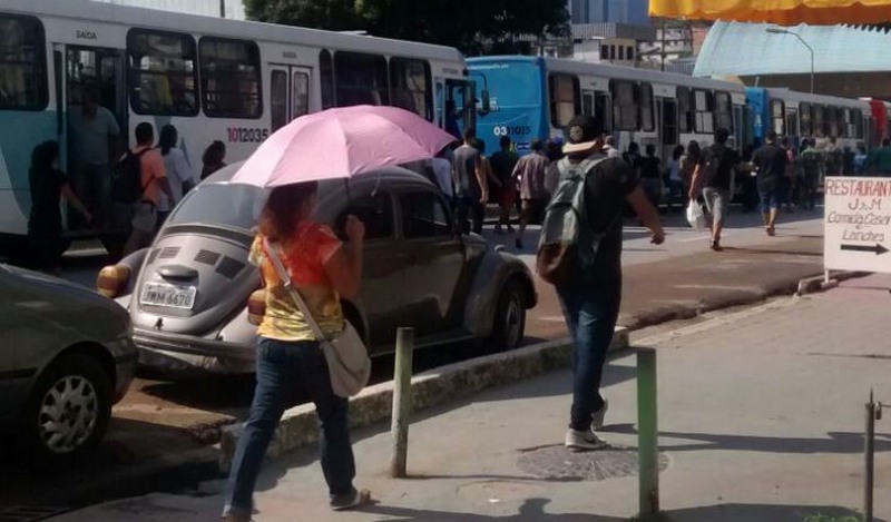 Motoristas pararam os ônibus para protestar contra a assaltos nos veículos (Foto: Divulgação)