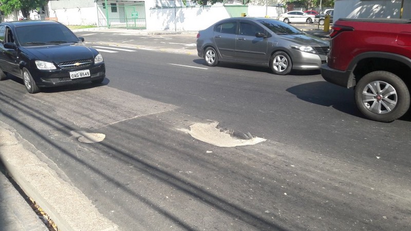 Buracos na Rua Franco de Sá atrapalham tráfego de veículos e representam risco de acidente (Foto: ATUAL)