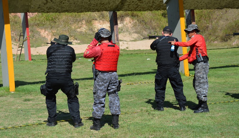 Policiais irão treinar durante duas semanas para aprender a manusear o fuzil (Foto: Ceylla Monick/SSP-AM)