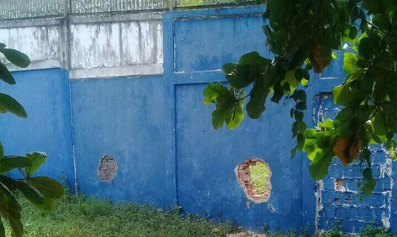 Buraco em muro feito com tampa de bueiro foi usado por adolescentes para fugir (Foto: Sejusc/Divulgação)