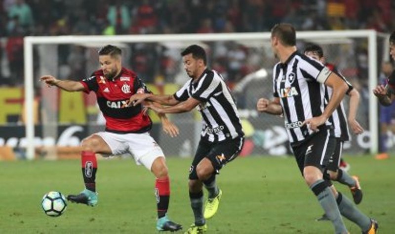 Diego, bem marcado, teve pouco aproveitamento na criação de jogadas com chances de gol (Foto: Gilvan de Souza/Flamengo)