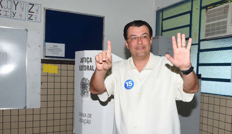 Eduardo Braga votou pela manhã, na zona oeste de Manaus (Foto: Kleiton Renzo/Divulgação)