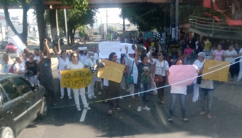 Enfermeiros e técnicos de enfermagem protestaram contra o atraso no pagamento de salários (Foto: Divulgação)