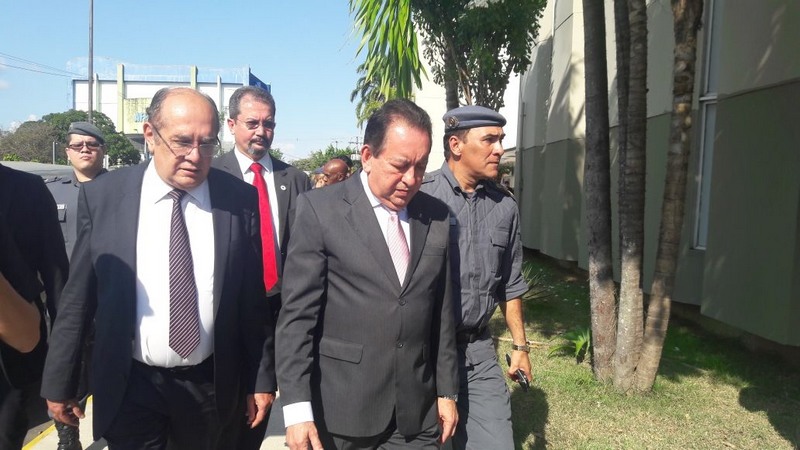 Gilmar Mendes com o presidente do TRE-AM, Yedo Simões. Ministro veio a Manaus acompanhar eleição (Foto: ATUAL)