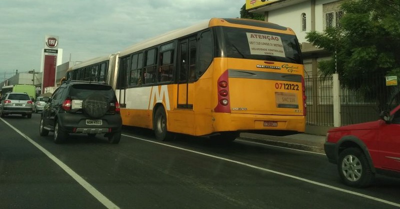 Ônibus da Global Green dificultou tráfego de veículos em trecho da Alameda Cosme Ferreira, em Manaus (Foto: ATUAL)