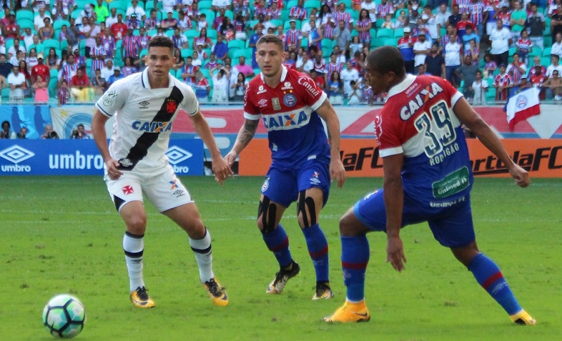 Paulinho foi bem marcado pelos volantes do Bahia (Foto: Carlos Gregório Jr./Vasco.com)