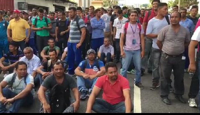 Trabalhadores interditaram o trânsito na Avenida Mário Ypiranga na manhã desta terça-feira (Foto: ATUAL)