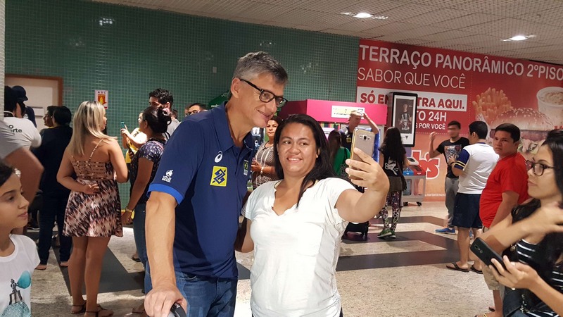 Técnico Renan Dal Zotto, da Seleção Brasileira Masculina de Vôlei, elogiou Manaus, onde o Brasil joga amistoso com os EUA (Foto: Nathalia Silveira/Sejel)