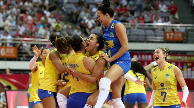 Jogadoras do Brasil festejaram vitória sobre a Sérvia e decidem o Grand Prix com a Itália (Foto: CBV/Divulgação)