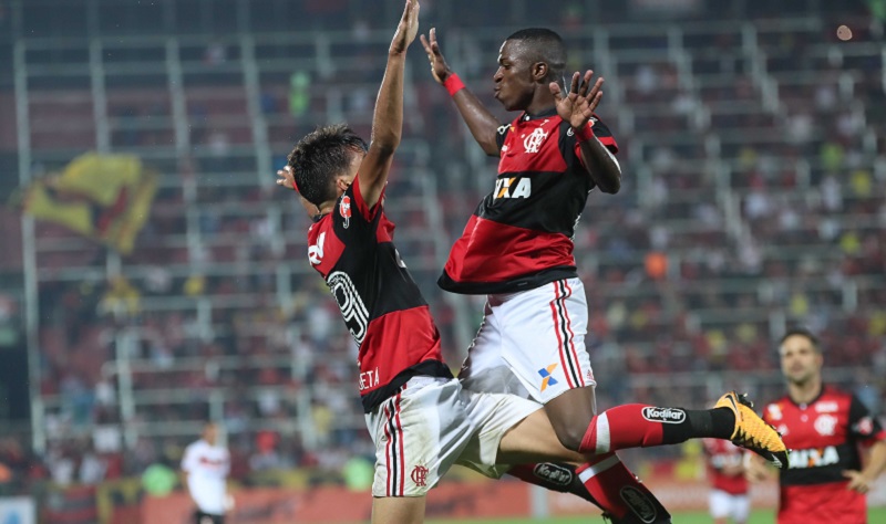 Vinícius Júnior (à direita) brilhou em vitória do Flamengo pelo Brasileirão (Gilvan de Souza/Flamengo)